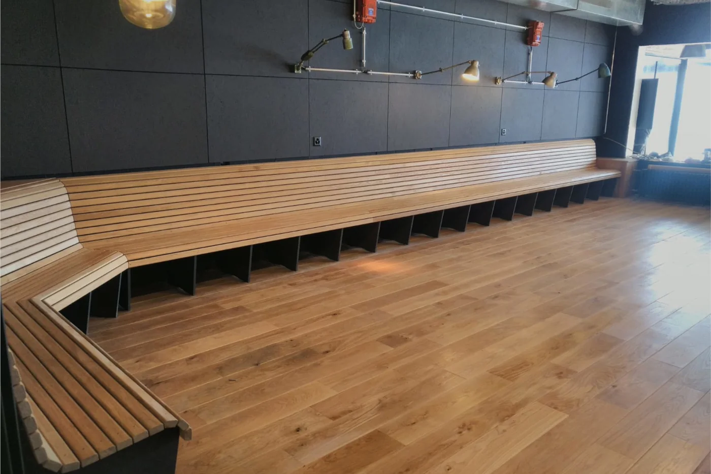 Espace intérieur avec banquettes en bois et parquet