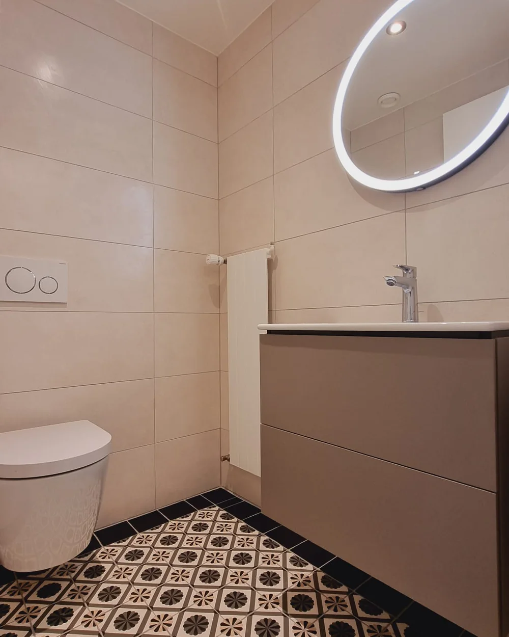 Salle de bain avec meuble vasque et carrelage de sol décoratif