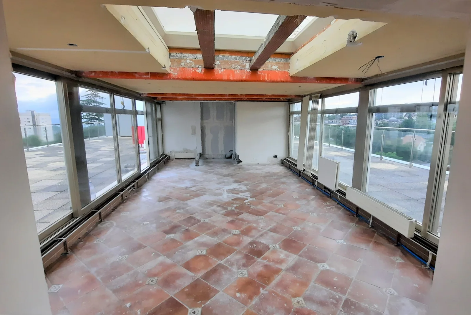 Séjour avant rénovation, avec plafond ouvert et ancien carrelage